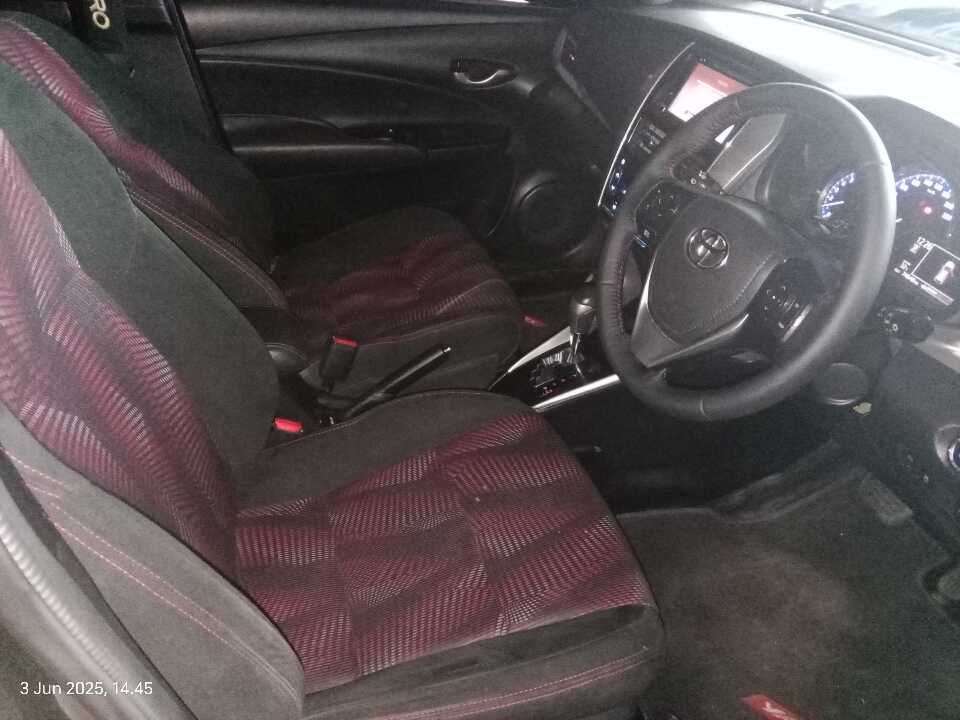 Foto Mobil Bekas Kabin Depan Toyota Yaris 1.5 S tahun 2019