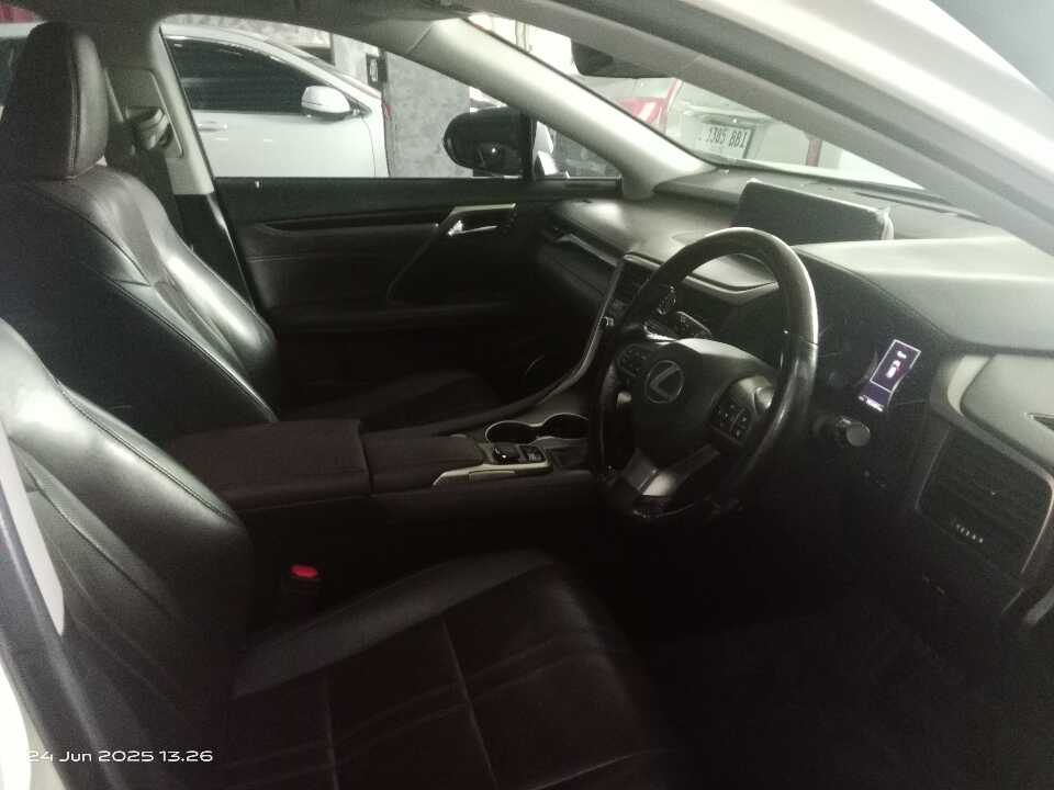 Foto Mobil Bekas Kabin Depan Lexus RX 200t 2.0 tahun 2017