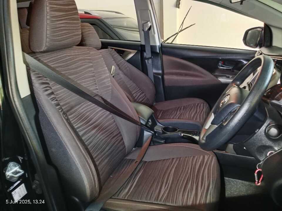 Foto Mobil Bekas Kabin Depan Toyota Innova 2.4 V tahun 2021