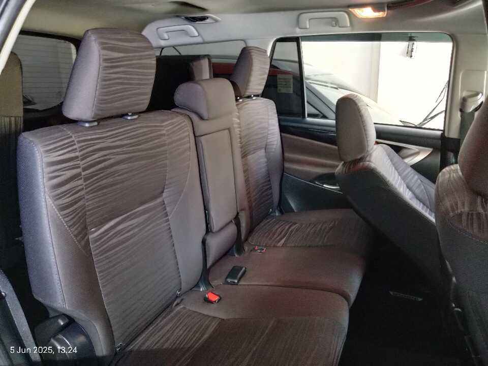 Foto Mobil Bekas Kabin Belakang Toyota Innova 2.4 V tahun 2021