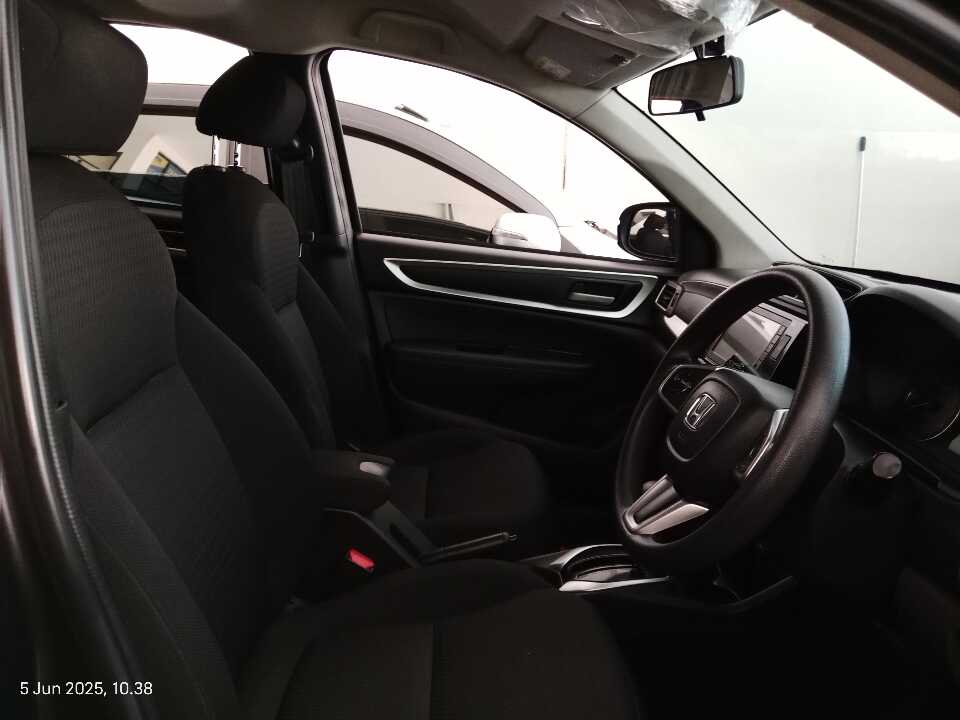 Foto Mobil Bekas Kabin Depan Honda BR-V 1.5 E tahun 2022