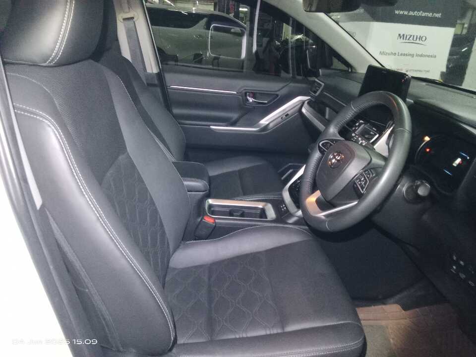 Foto Mobil Bekas Kabin Depan Toyota Innova 2.0 Zenix Q HV CVT TSS tahun 2023