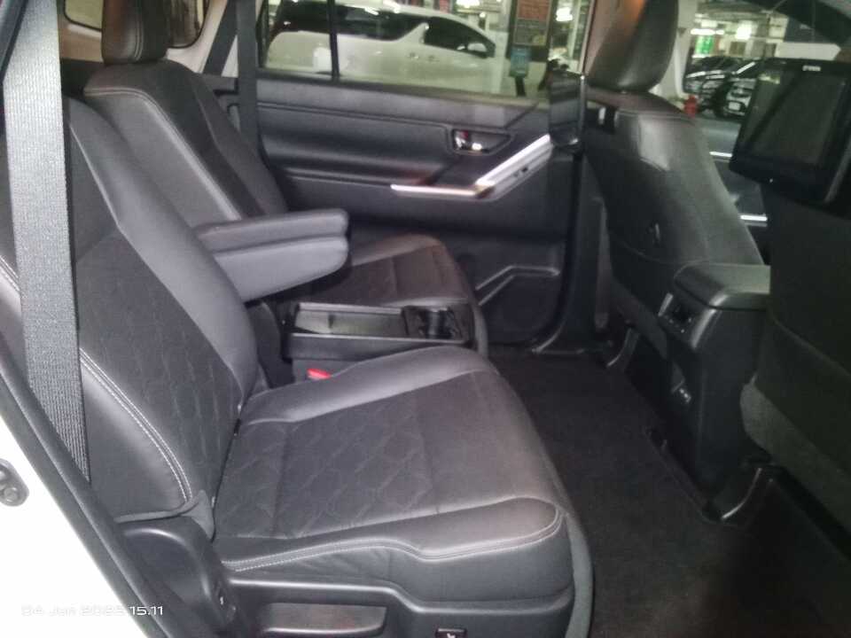 Foto Mobil Bekas Kabin Belakang Toyota Innova 2.0 Zenix Q HV CVT TSS tahun 2023