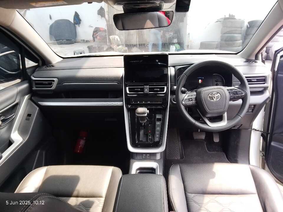 Foto Mobil Bekas Dashboard Toyota Innova 2.0 Zenix Q HV CVT TSS tahun 2023