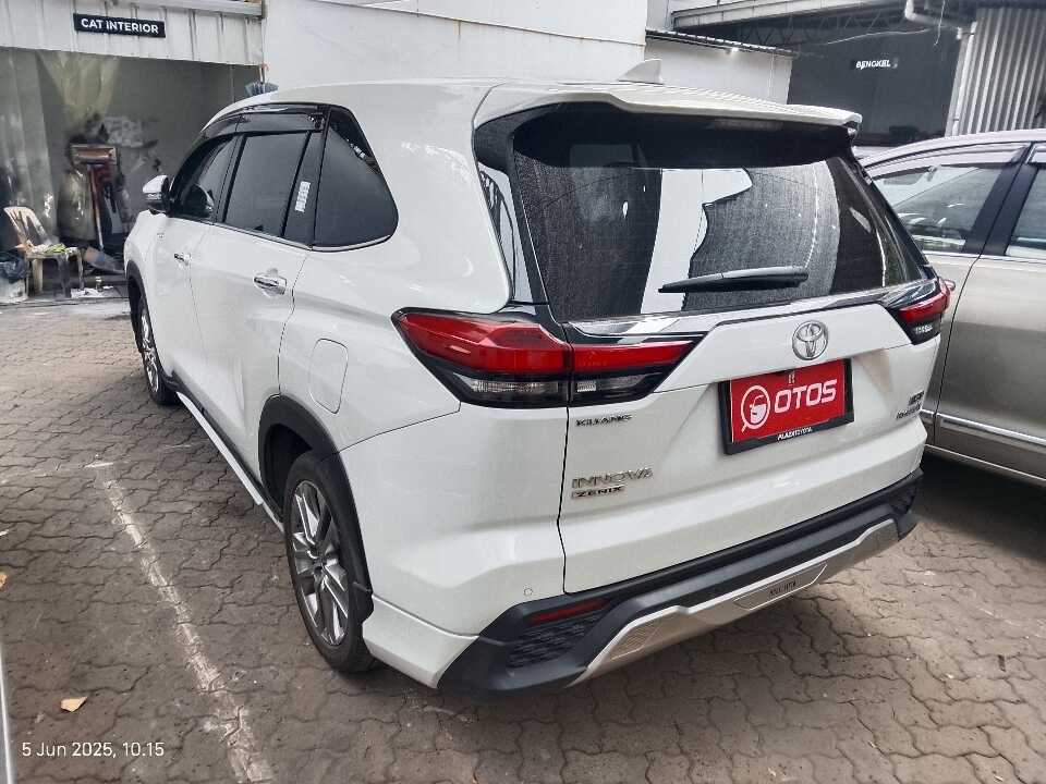 Foto Mobil Bekas Kiri Belakang Toyota Innova 2.0 Zenix Q HV CVT TSS tahun 2023
