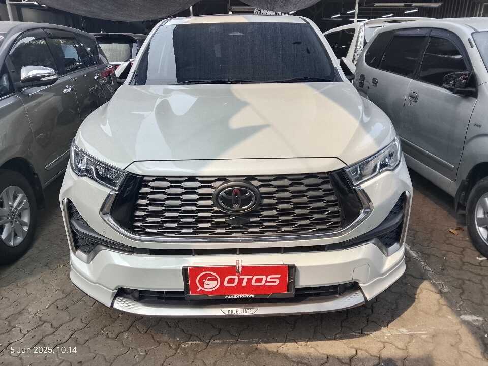 Foto Mobil Bekas Tampak Depan Toyota Innova 2.0 Zenix Q HV CVT TSS tahun 2023