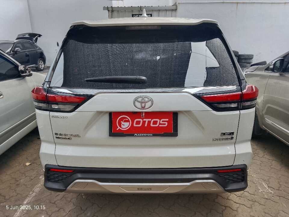 Foto Mobil Bekas Tampak Belakang Toyota Innova 2.0 Zenix Q HV CVT TSS tahun 2023