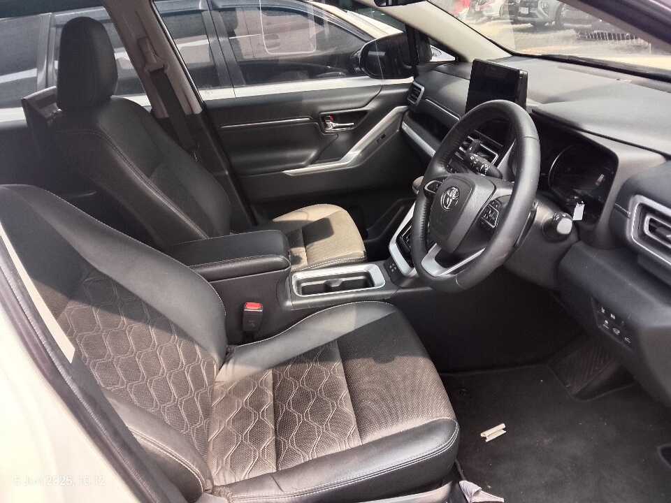 Foto Mobil Bekas Kabin Depan Toyota Innova 2.0 Zenix Q HV CVT TSS tahun 2023