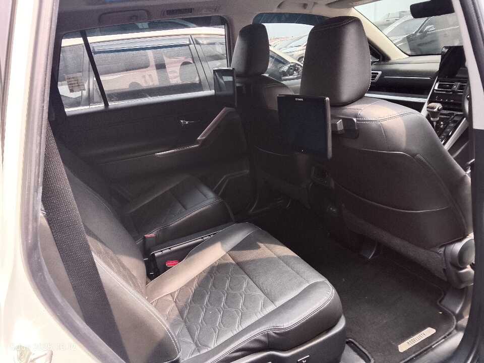 Foto Mobil Bekas Kabin Belakang Toyota Innova 2.0 Zenix Q HV CVT TSS tahun 2023