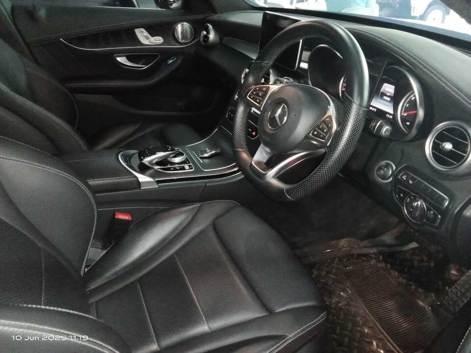 Foto Mobil Bekas Kabin Depan Mercedes-Benz C300 2.0 tahun 2018
