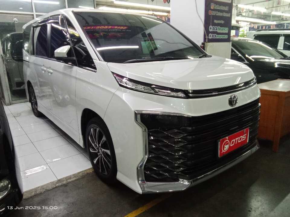 2023 Toyota Voxy 2.0 - Foto 1 dari 6