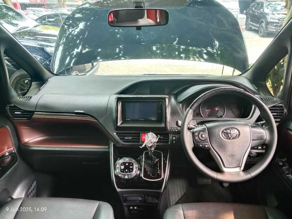 Foto Mobil Bekas Dashboard Toyota Voxy 2.0 tahun 2020