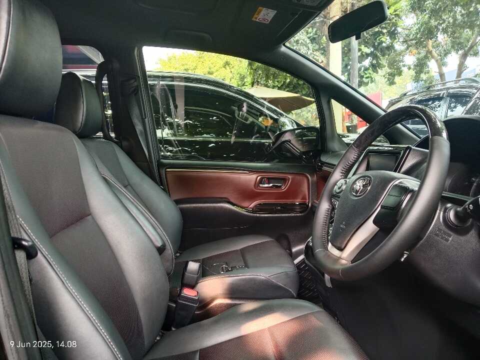 Foto Mobil Bekas Kabin Depan Toyota Voxy 2.0 tahun 2020