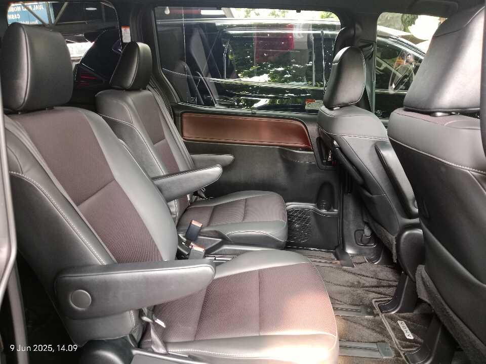 Foto Mobil Bekas Kabin Belakang Toyota Voxy 2.0 tahun 2020