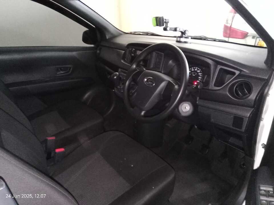 Foto Mobil Bekas Kabin Depan Daihatsu Sigra 1.0 D tahun 2023