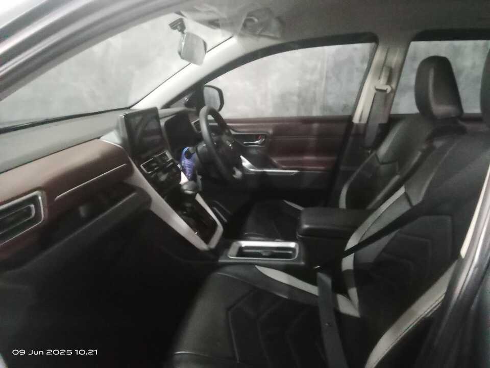 Foto Mobil Bekas Kabin Depan Toyota Innova 2.0 G tahun 2023