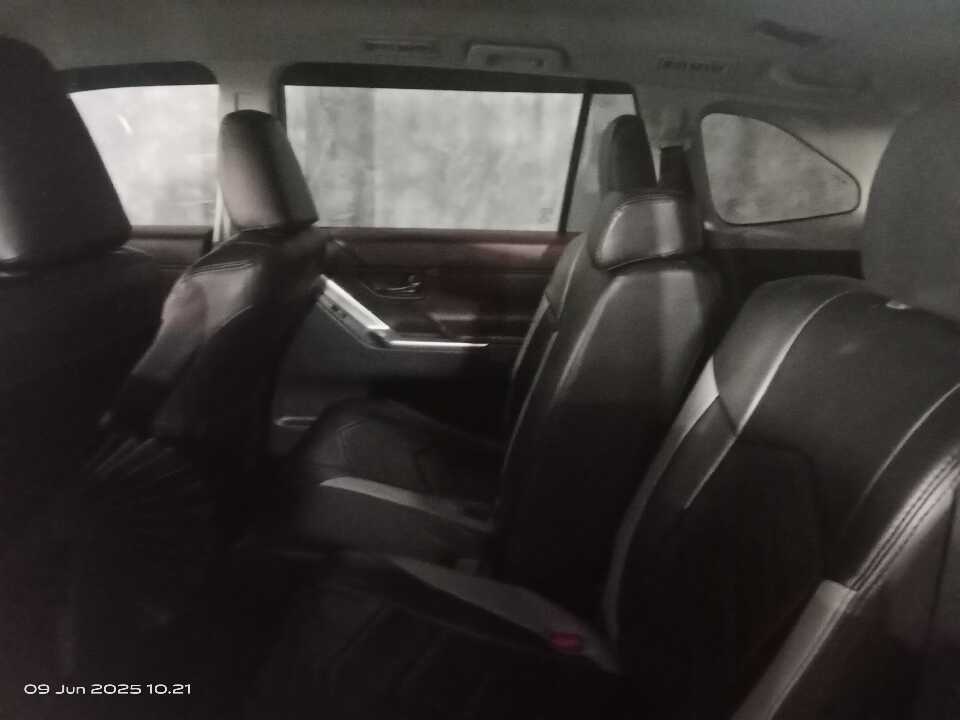 Foto Mobil Bekas Kabin Belakang Toyota Innova 2.0 G tahun 2023