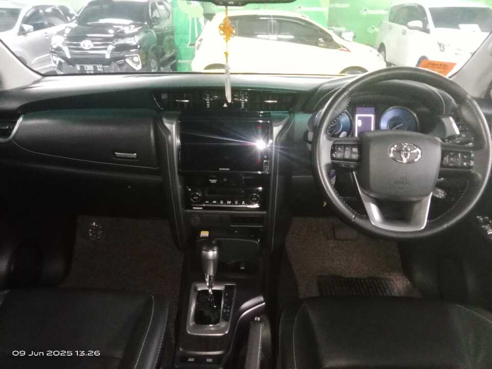 Foto Mobil Bekas Dashboard Toyota Fortuner 2.4 4X2 VRZ tahun 2020