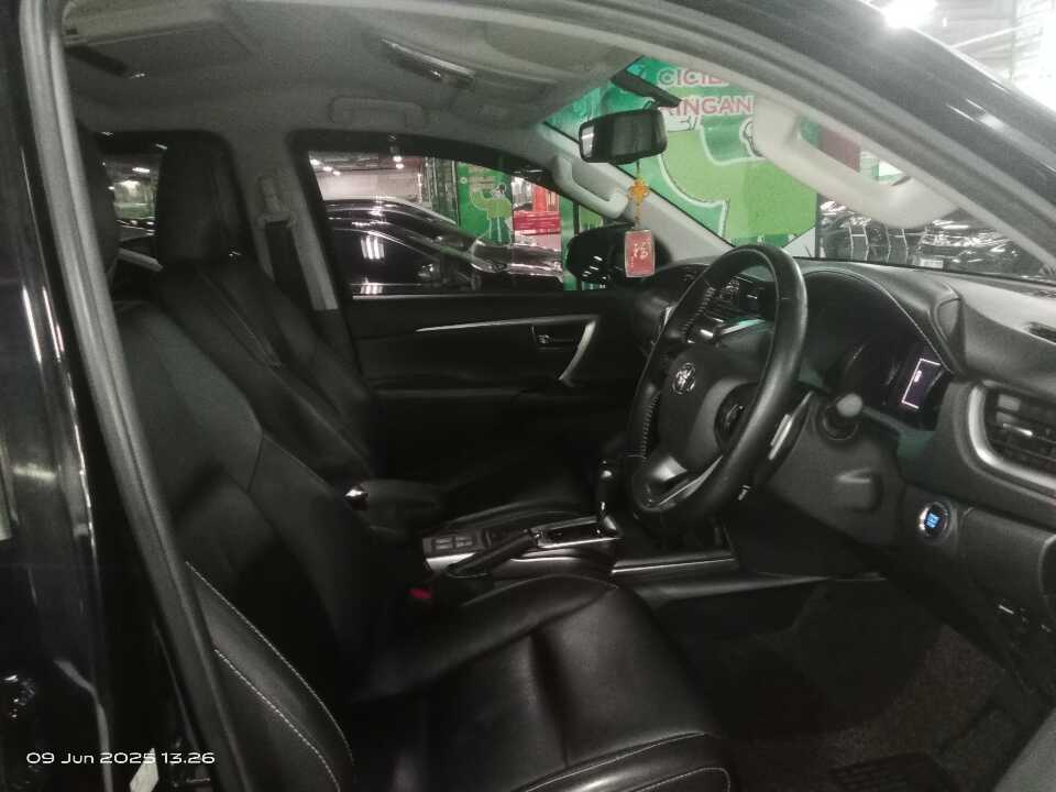 Foto Mobil Bekas Kabin Depan Toyota Fortuner 2.4 4X2 VRZ tahun 2020