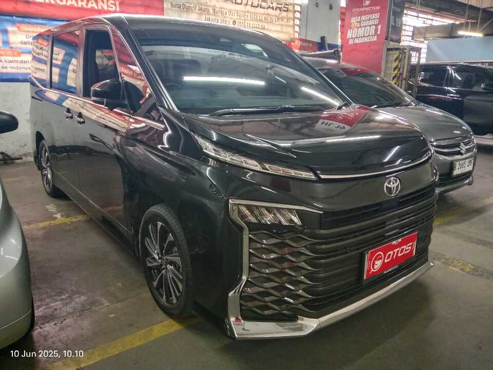 Foto Mobil Bekas Kanan Depan Toyota Voxy 2.0 tahun 2023