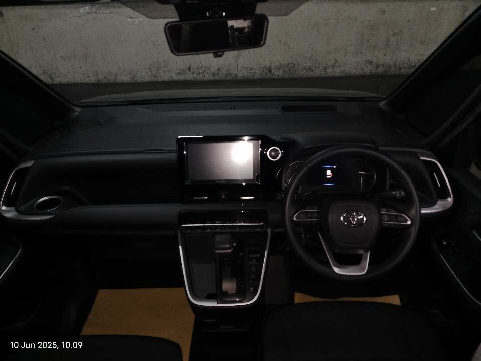 Foto Mobil Bekas Dashboard Toyota Voxy 2.0 tahun 2023