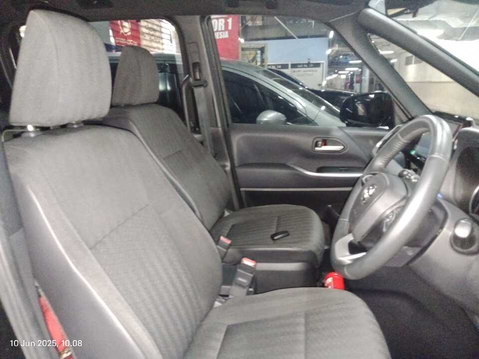 Foto Mobil Bekas Kabin Depan Toyota Voxy 2.0 tahun 2023