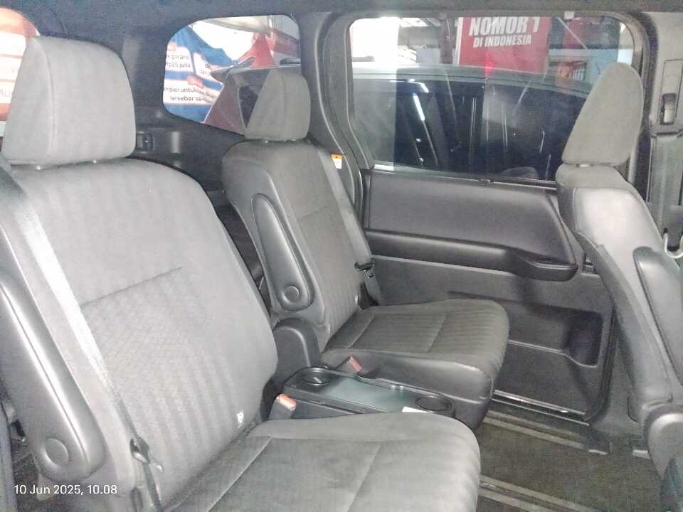Foto Mobil Bekas Kabin Belakang Toyota Voxy 2.0 tahun 2023
