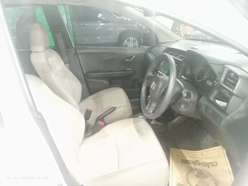Foto Mobil Bekas Kabin Depan Honda Mobilio 1.5 E tahun 2019