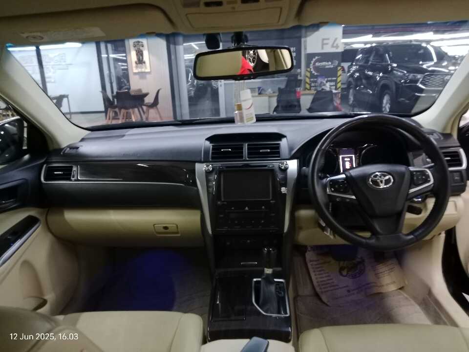 Foto Mobil Bekas Dashboard Toyota Camry Hybrid 2.5 tahun 2017