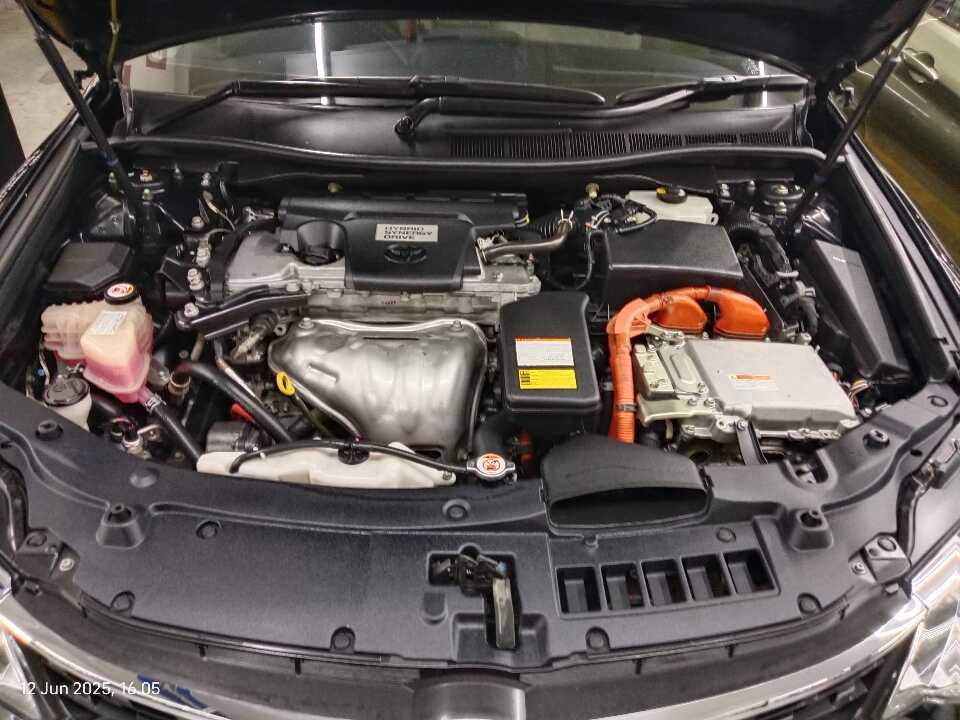 Foto Mobil Bekas Mesin Toyota Camry Hybrid 2.5 tahun 2017