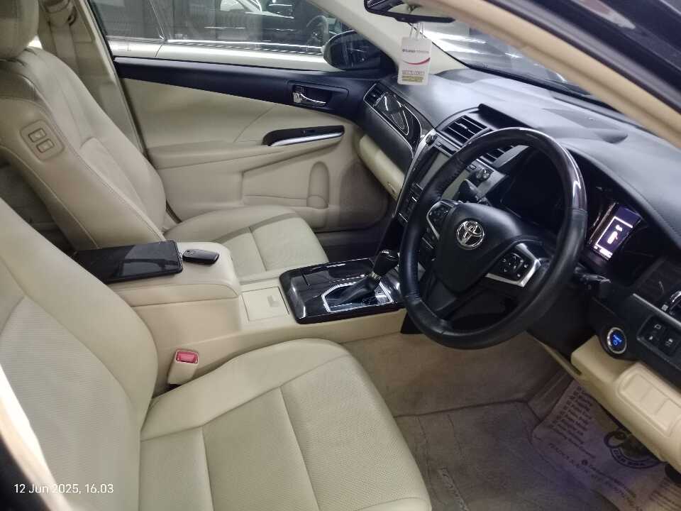Foto Mobil Bekas Kabin Depan Toyota Camry Hybrid 2.5 tahun 2017