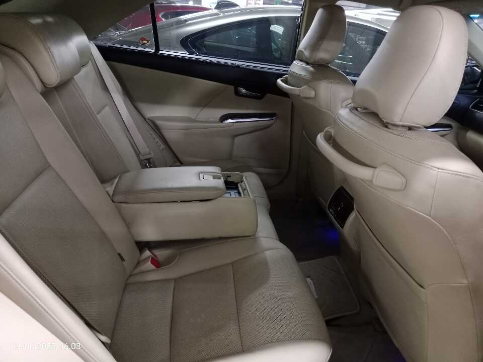 Foto Mobil Bekas Kabin Belakang Toyota Camry Hybrid 2.5 tahun 2017