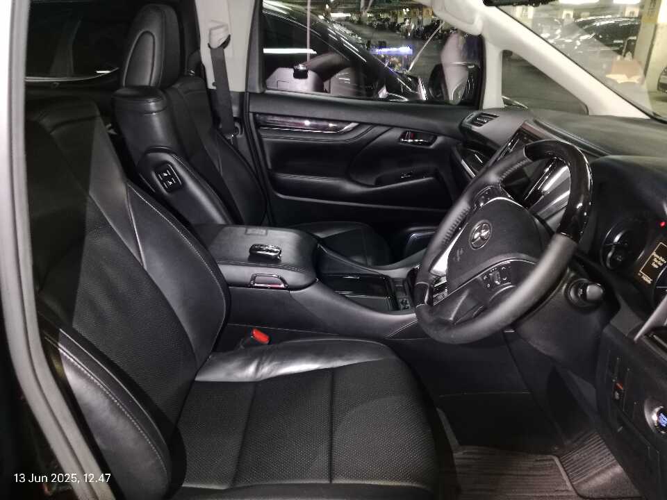 Foto Mobil Bekas Kabin Depan Toyota Vellfire 2.5 G tahun 2019