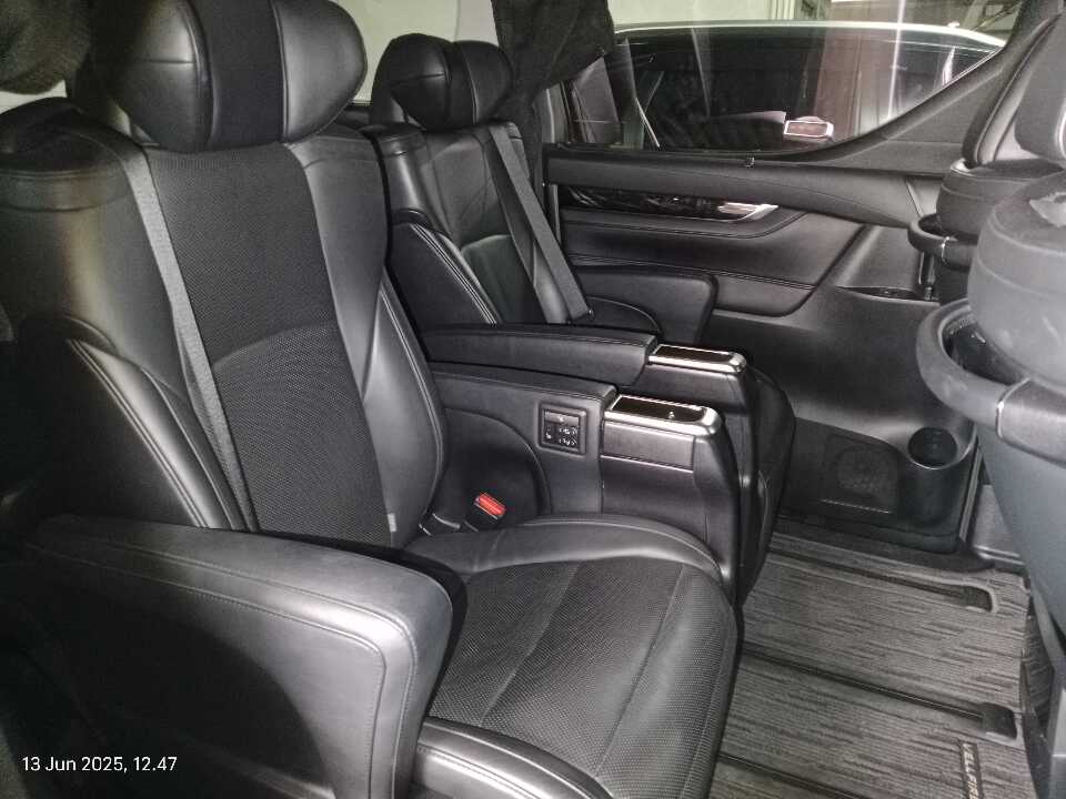 Foto Mobil Bekas Kabin Belakang Toyota Vellfire 2.5 G tahun 2019