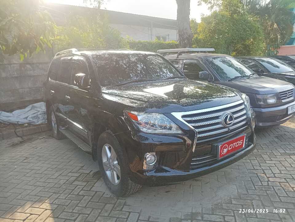2013 Lexus LX 570 5.7 - Foto 1 dari 6