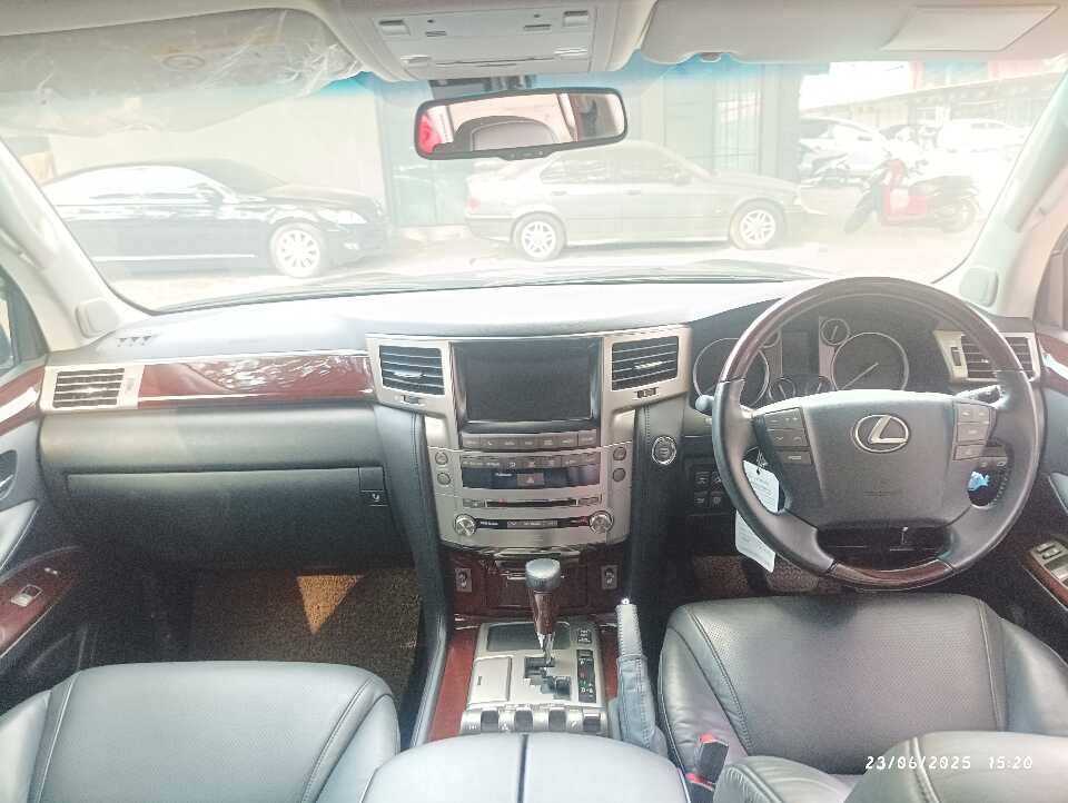 Foto Mobil Bekas Dashboard Lexus LX 570 5.7 tahun 2013