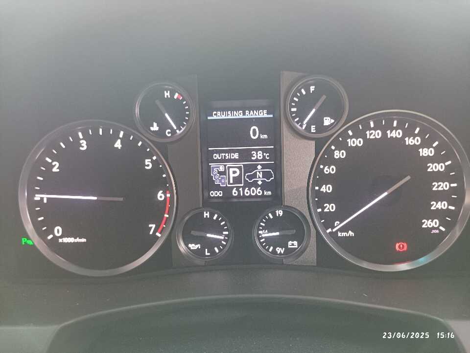 Foto Mobil Bekas Odometer Lexus LX 570 5.7 tahun 2013