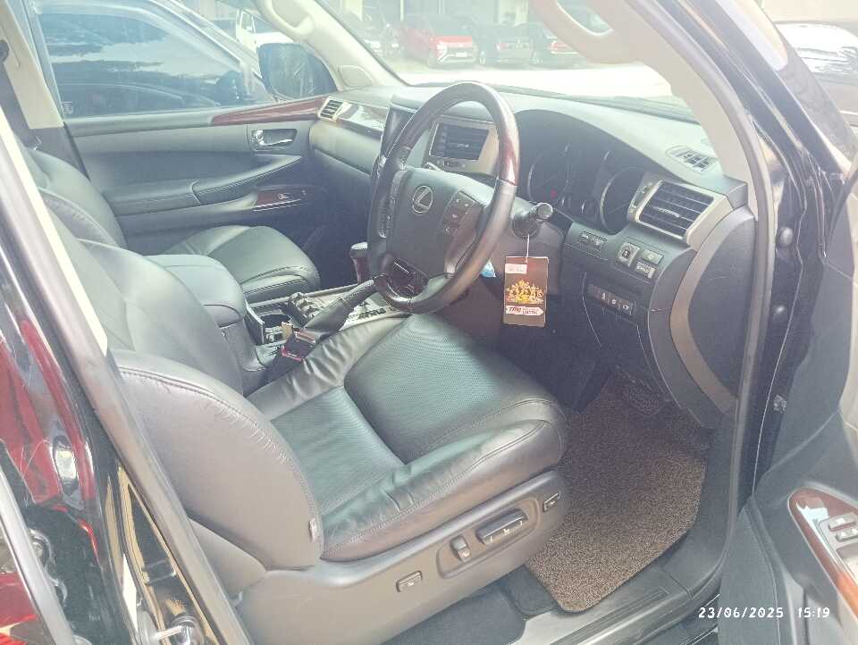 Foto Mobil Bekas Kabin Depan Lexus LX 570 5.7 tahun 2013