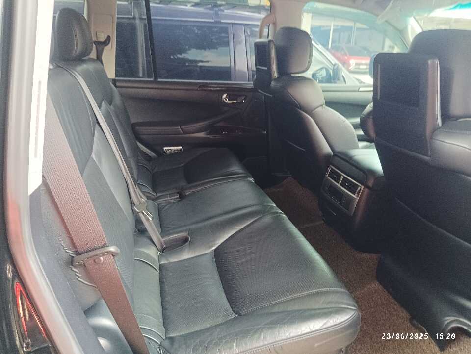Foto Mobil Bekas Kabin Belakang Lexus LX 570 5.7 tahun 2013