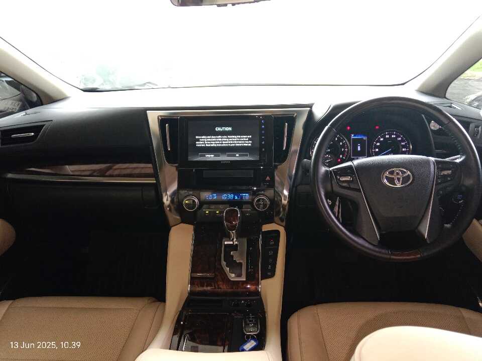 Foto Mobil Bekas Dashboard Toyota Alphard 2.5 G tahun 2022