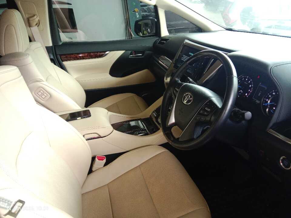 Foto Mobil Bekas Kabin Depan Toyota Alphard 2.5 G tahun 2022