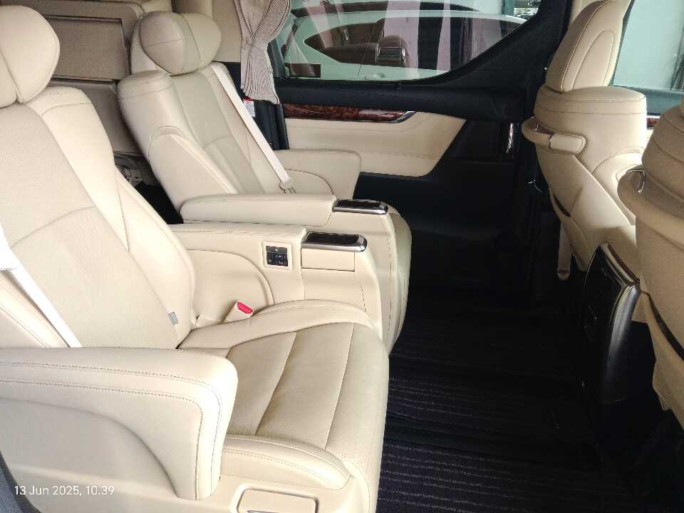 Foto Mobil Bekas Kabin Belakang Toyota Alphard 2.5 G tahun 2022