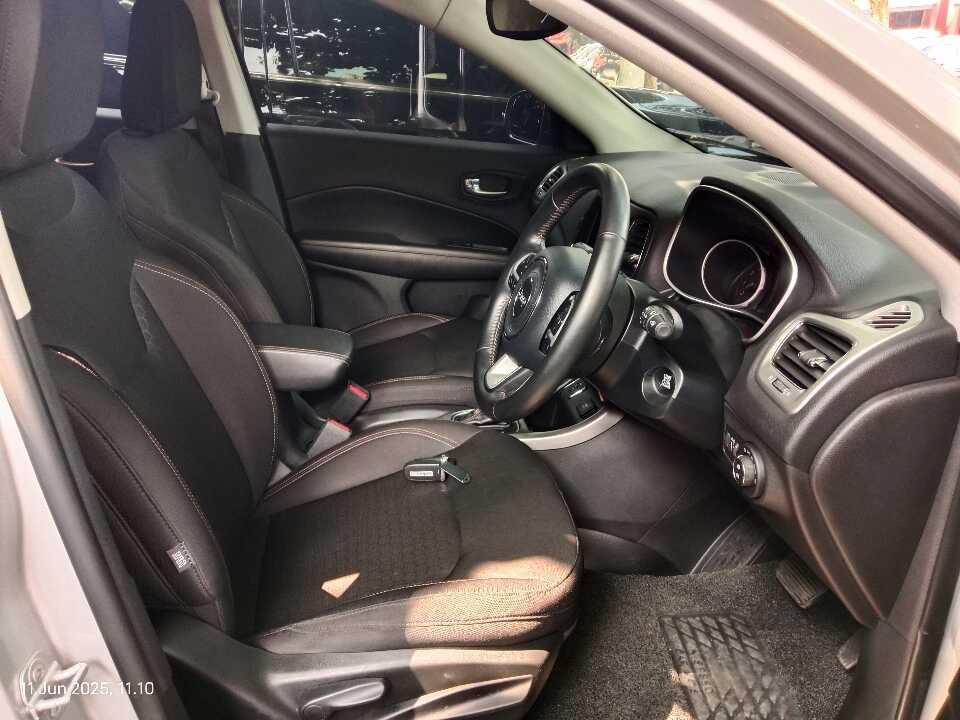 Foto Mobil Bekas Kabin Depan Jeep Compass 1.4 Longitude tahun 2018