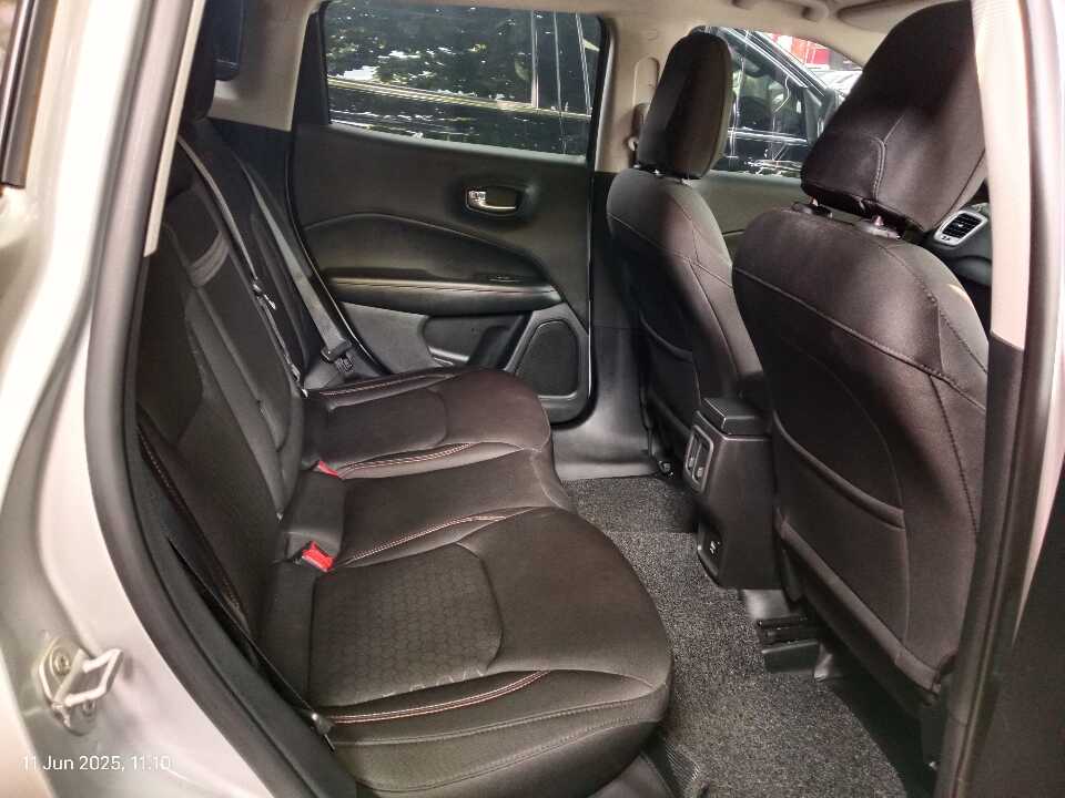 Foto Mobil Bekas Kabin Belakang Jeep Compass 1.4 Longitude tahun 2018