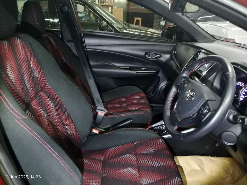 Foto Mobil Bekas Kabin Depan Toyota Yaris 1.5 S tahun 2021