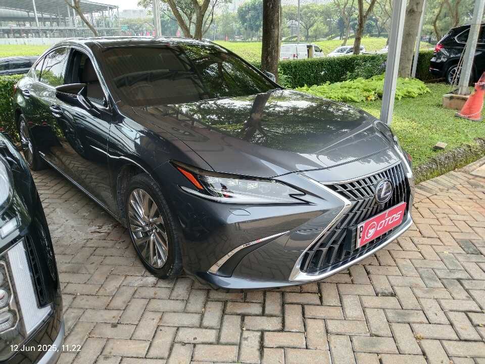 2022 Lexus ES 300h 2.5 Ultra Luxury - Foto 1 dari 6