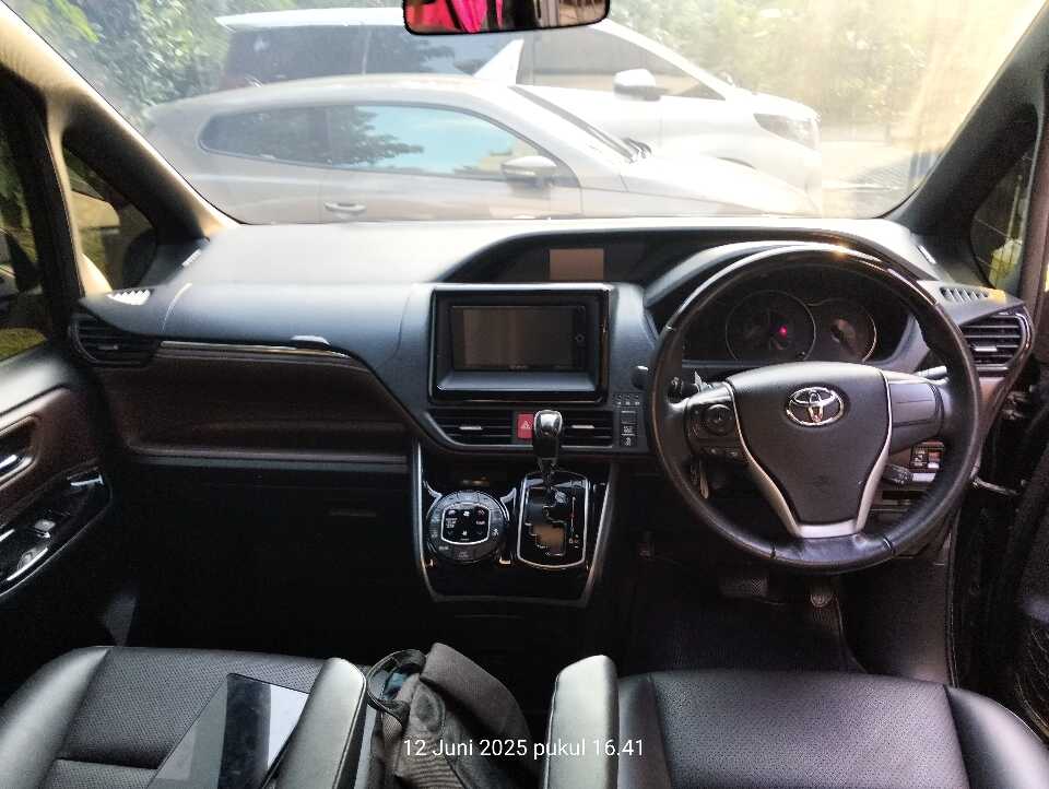 Foto Mobil Bekas Dashboard Toyota Voxy 2.0 tahun 2019