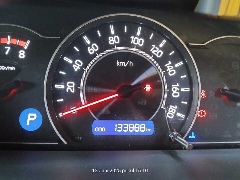 Foto Mobil Bekas Odometer Toyota Voxy 2.0 tahun 2019