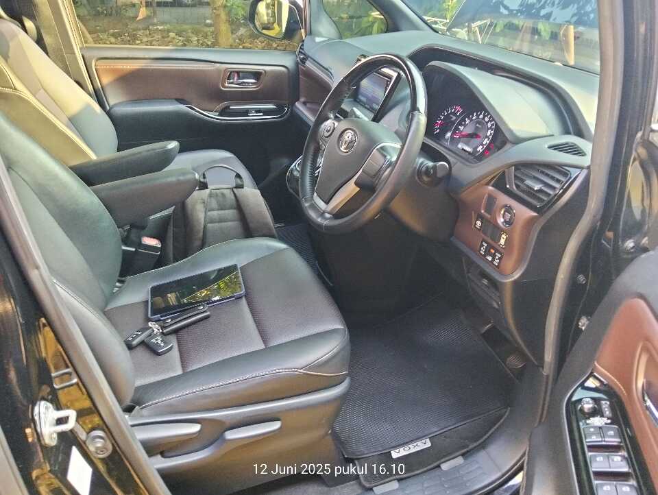 Foto Mobil Bekas Kabin Depan Toyota Voxy 2.0 tahun 2019