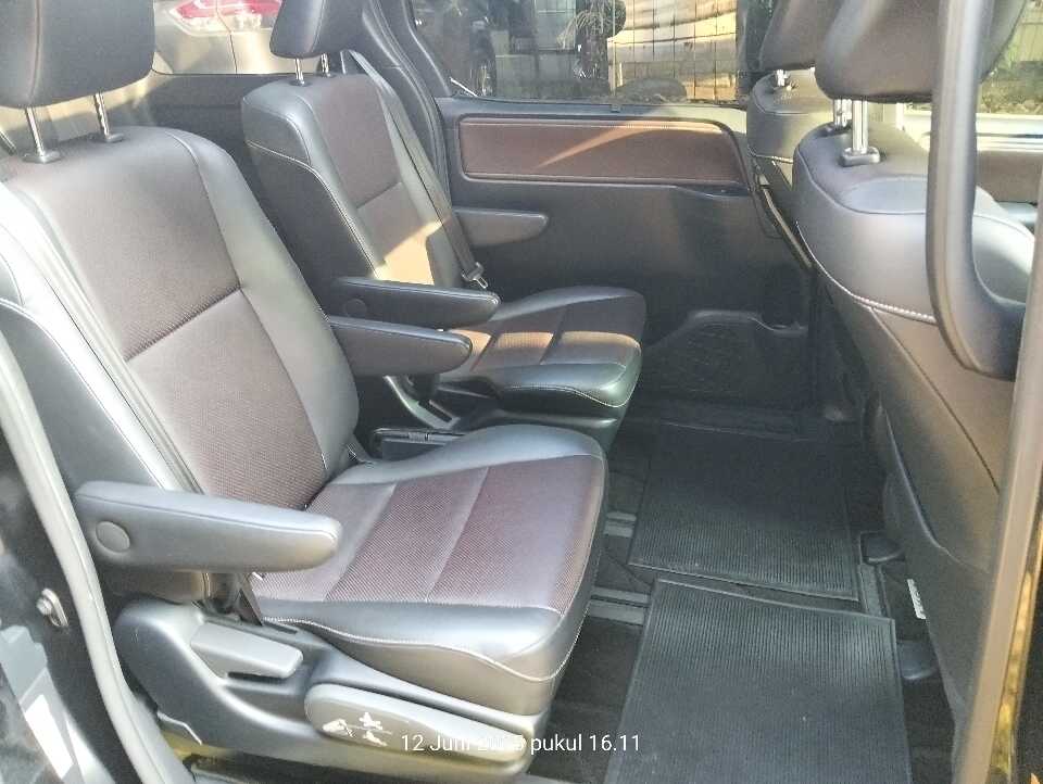 Foto Mobil Bekas Kabin Belakang Toyota Voxy 2.0 tahun 2019
